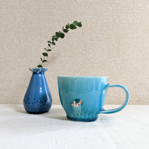 南国の海で泳ぐお魚柄のマグカップ(ブルー) マグカップ アトリエ翡翠