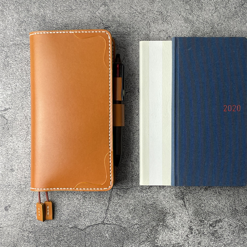 手縫】ほぼ日手帳weeks通常版とMEGA兼用キャメル本革カバー（角