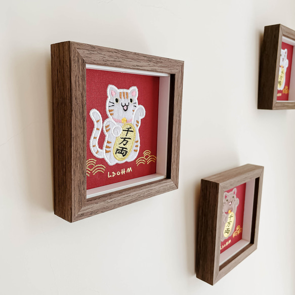 【招財貓】棕花紋白貓 刺繡畫|實木框|附包裝 第3張的照片