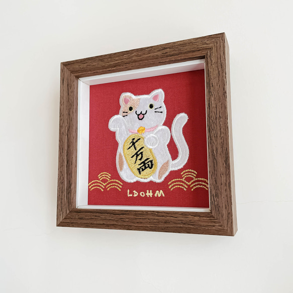 【招財貓】棕斑白貓 刺繡畫|實木框|附包裝 第3張的照片
