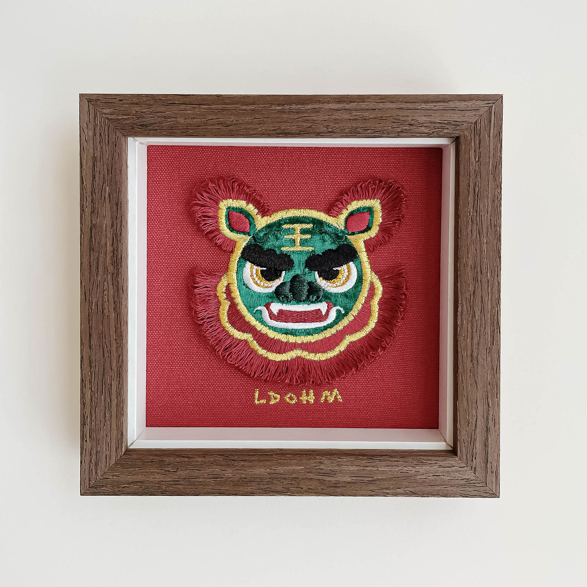 縁起の良い獅子舞] 台湾獅子舞刺繍画｜無垢材フレーム フォト