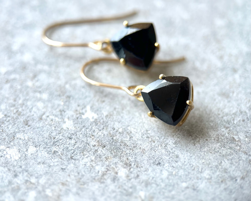 14kgf宝石質ブラックスピネルの一粒ピアス＆イヤリング8月の