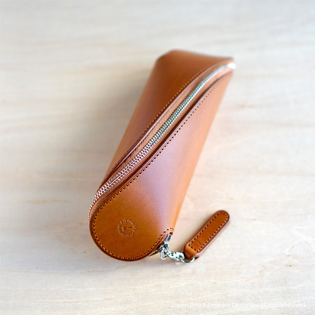 イタリアンレザーを使った曲線美のレザーペンケース「panis」キャメル