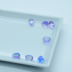 チェコガラス（青紫）とパールのピアス（サージカルステンレス） 4枚目の画像
