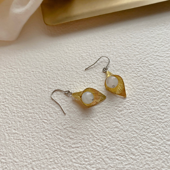 小海芋 -月光石 黃銅 不鏽鋼耳環-可改夾 第7張的照片