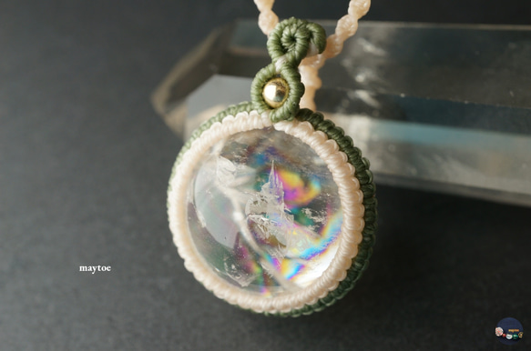 柔らかな光＊レインボー水晶（アイリスクォーツ）のマクラメネックレス ～緑癒～ 2枚目の画像