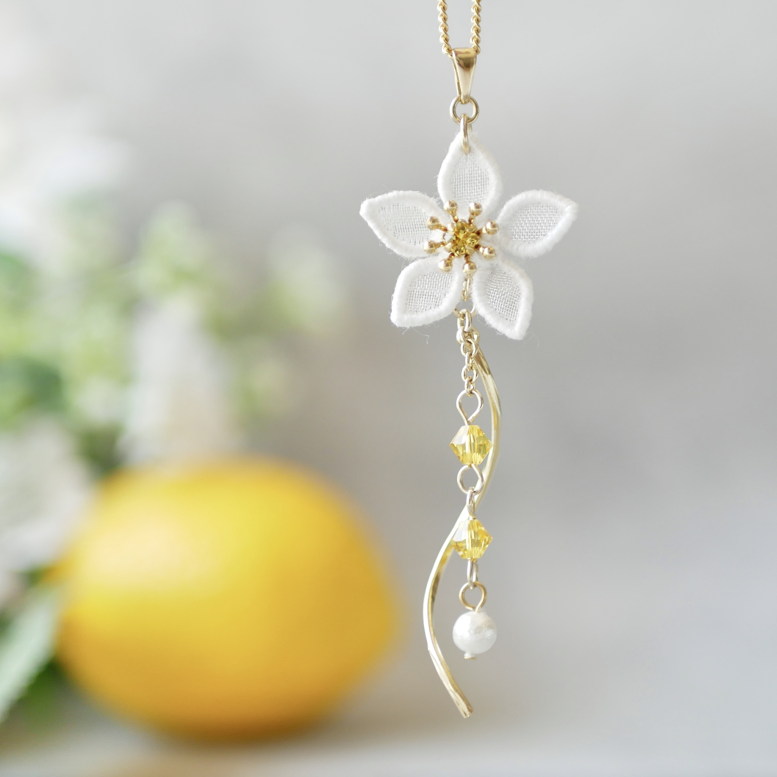 ＜受注制作＞花のネックレス　揺れる　おしゃれ　外出　 0196 受注制作＞花のネックレス 揺れる おしゃれ 外出 0196