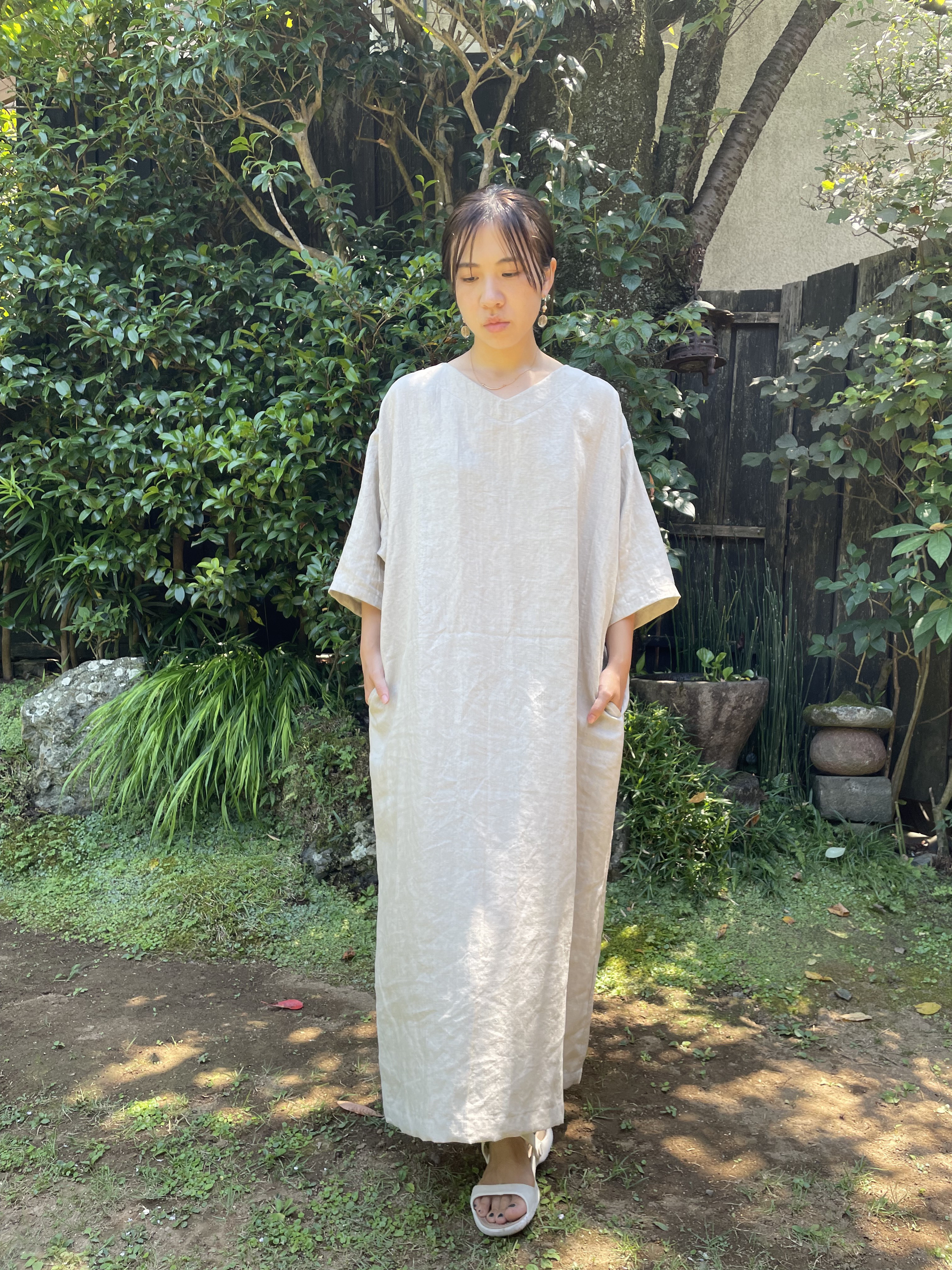 生成り麻のオフショルダーワンピース