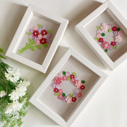 フラワーフレーム(中）　レース編みの花のリース　ピンクの花リース　花額　手編み 4枚目の画像