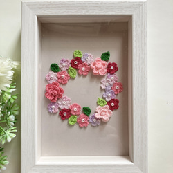 フラワーフレーム(中）　レース編みの花のリース　ピンクの花リース　花額　手編み 1枚目の画像