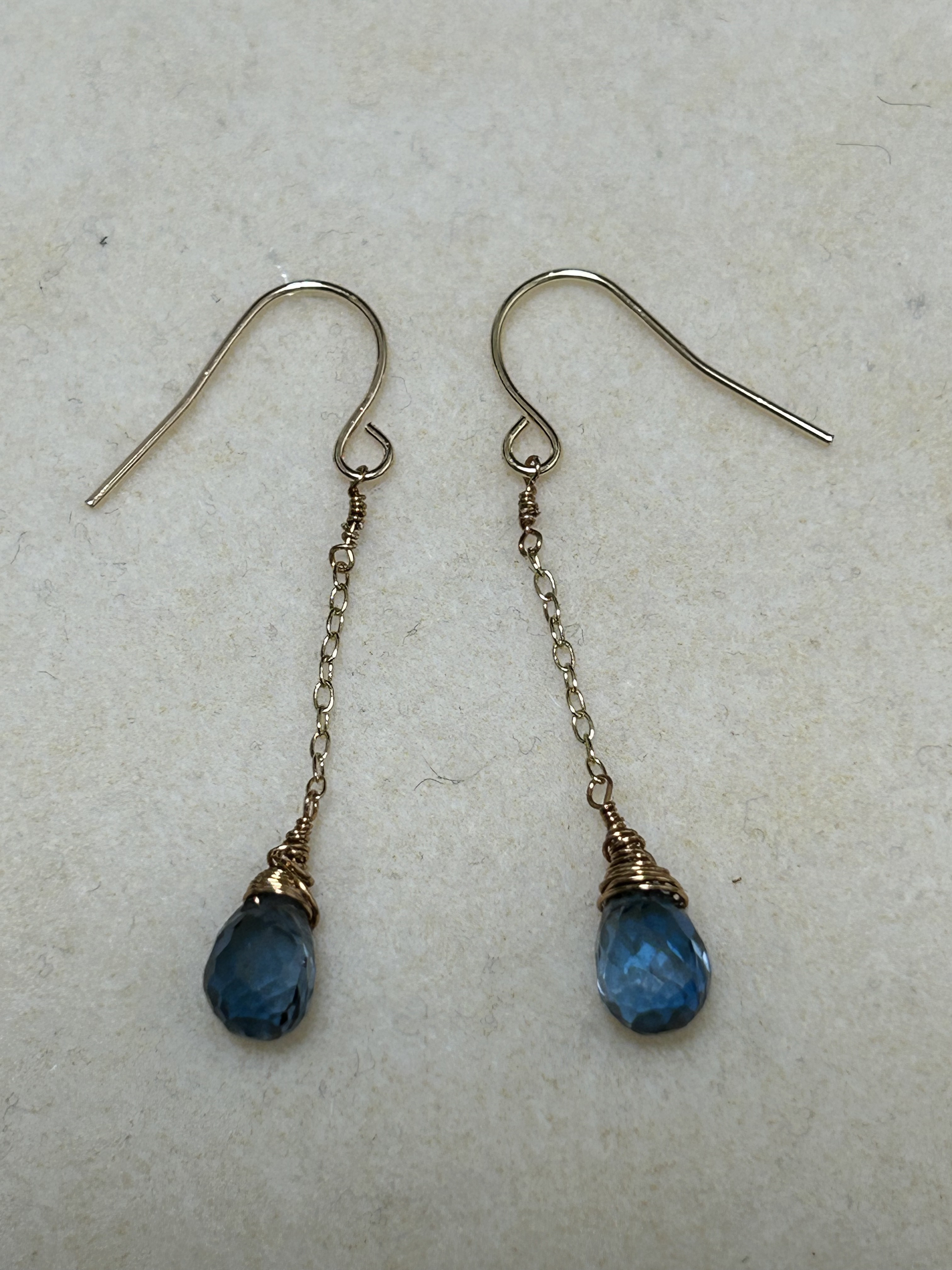 ロンドンブルートパーズの揺れるピアス(14kgf)