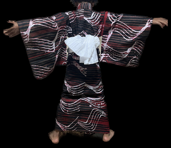 仕立て上がり 男の子モデル着用品 ガーナアフリカタイダイ染め着物 2枚目の画像