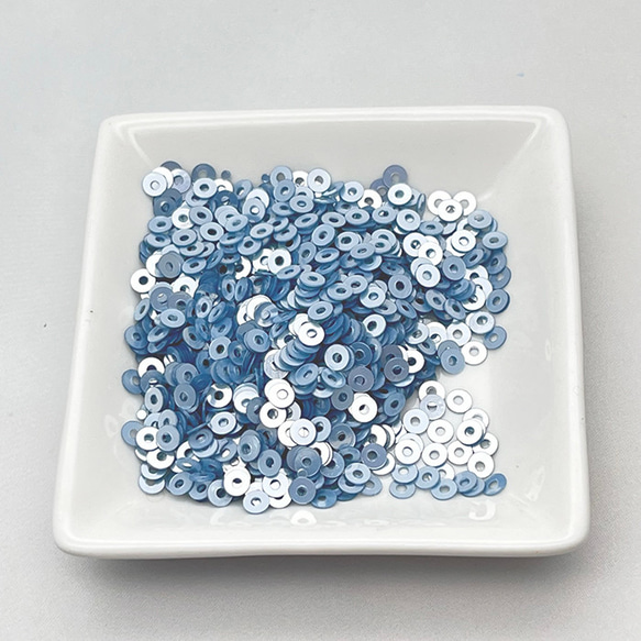 小さいスパンコール「ドリームブルー」平丸3ｍｍ4g　SP17-roDB3 ビーズ刺繍　オートクチュール刺繍 1枚目の画像