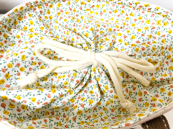 トートバッグ型（巾着タイプ）保冷保温バッグ　ランチバッグ　お弁当バッグ　ブラウン　ミルクティ　小花柄 2枚目の画像
