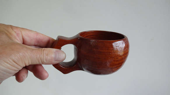 　赤い花梨の一木彫りコーヒーカップ. 1枚目の画像