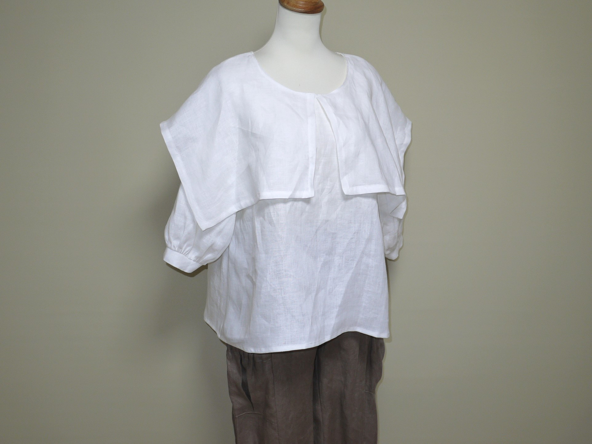 リネン◆オーバーカラーブラウス　五分袖◆オフホワイト◆フリーサイズ（中厚リネン100％）