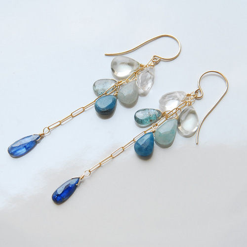 鈴なりの青い石と細長いペアシェイプのカイヤナイトのピアス１４kgf