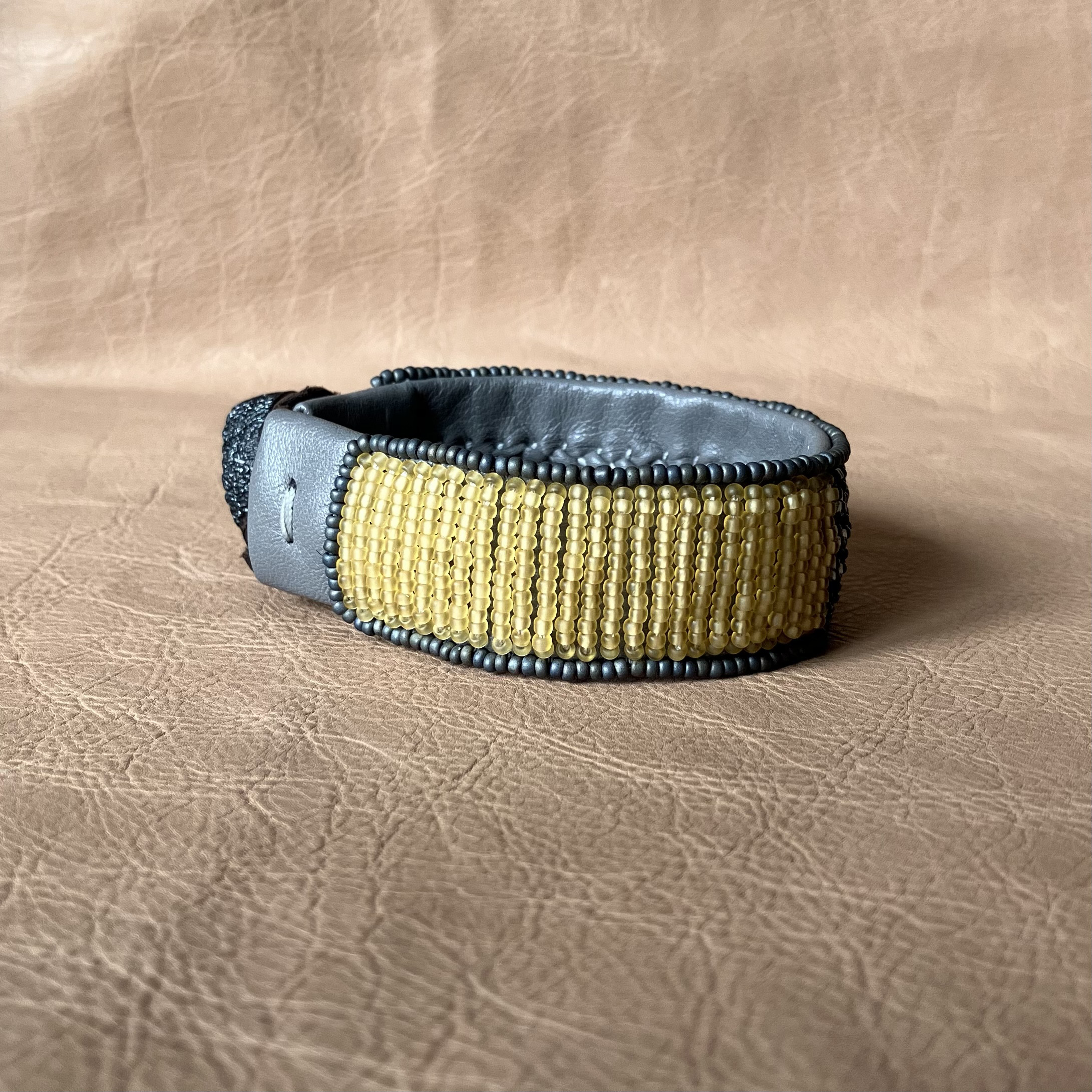 【受注制作】#14　yellow hatch      本革ビーズ刺繍ブレスレット