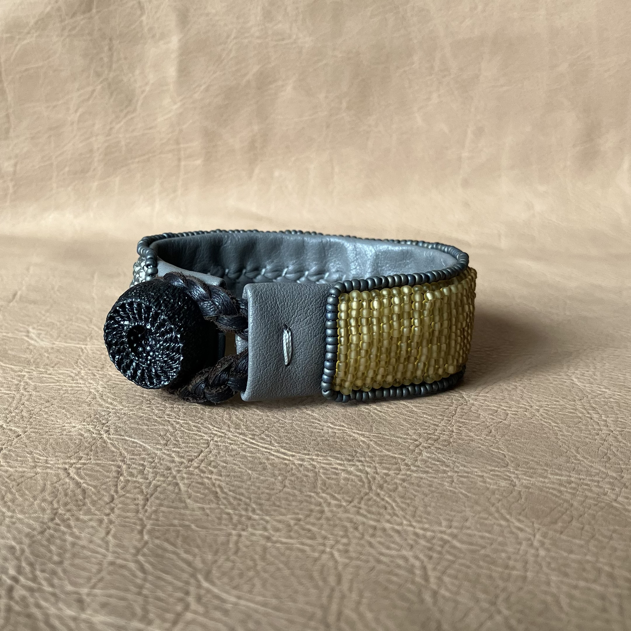 【受注制作】#14　yellow hatch      本革ビーズ刺繍ブレスレット