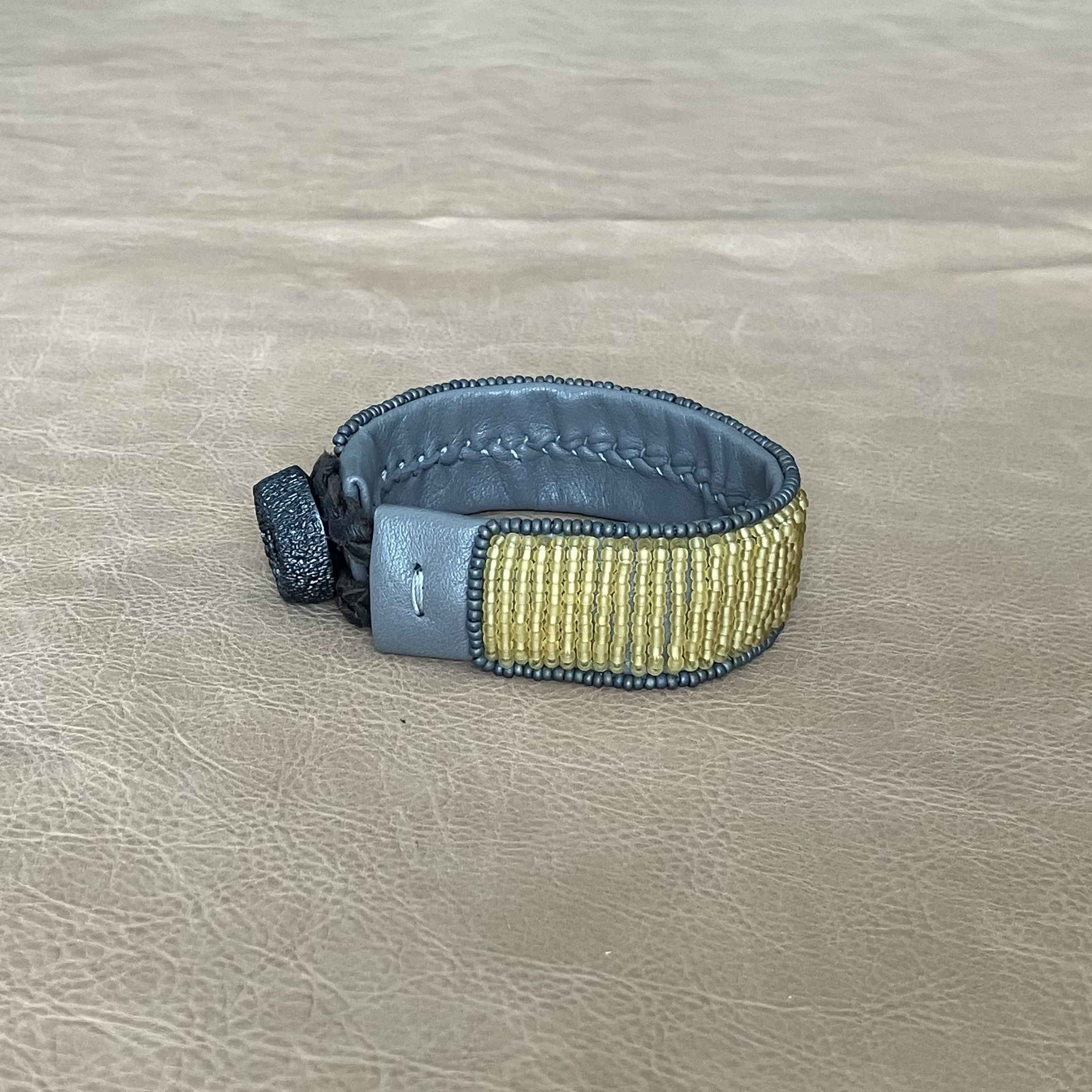 【受注制作】#14　yellow hatch      本革ビーズ刺繍ブレスレット