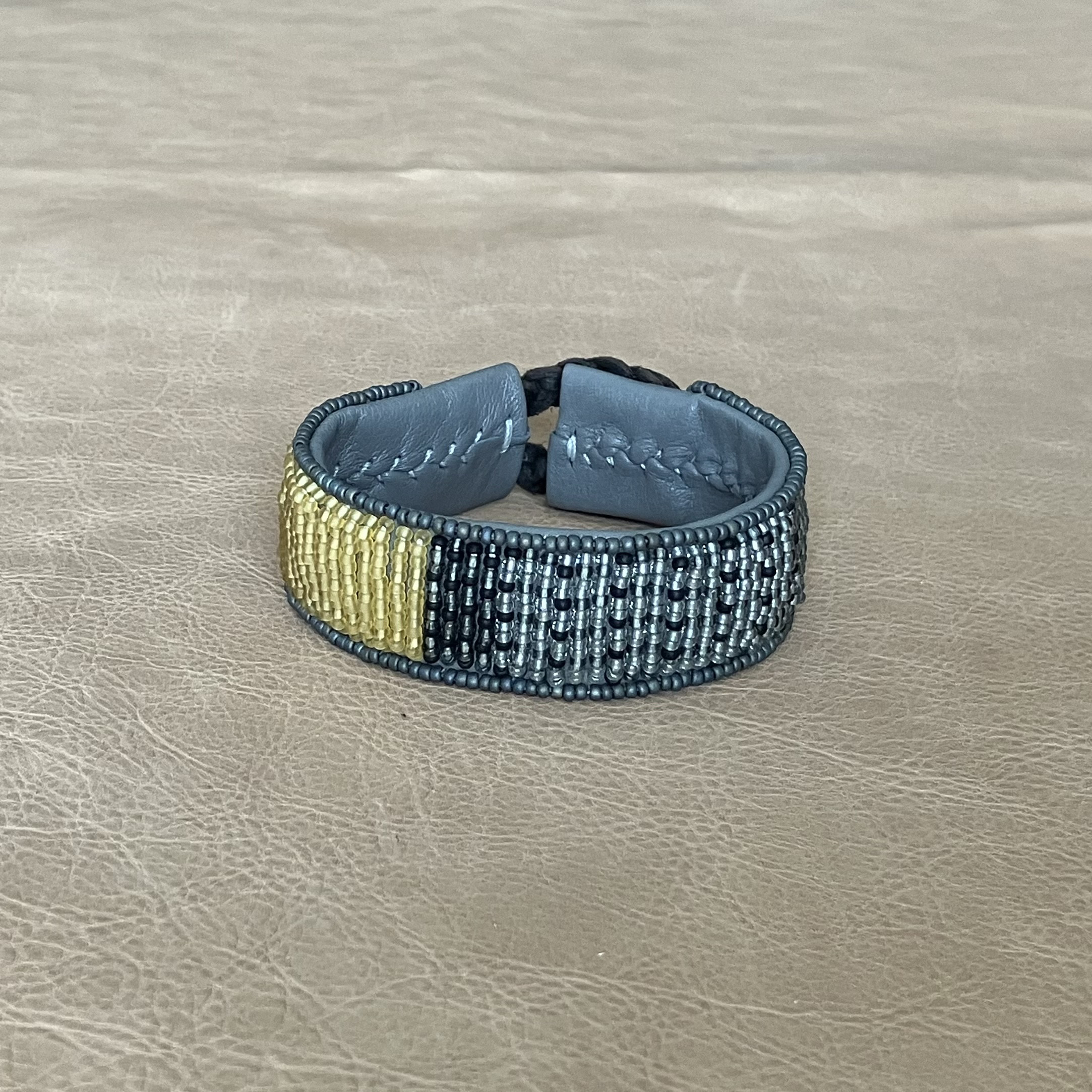 【受注制作】#14　yellow hatch      本革ビーズ刺繍ブレスレット