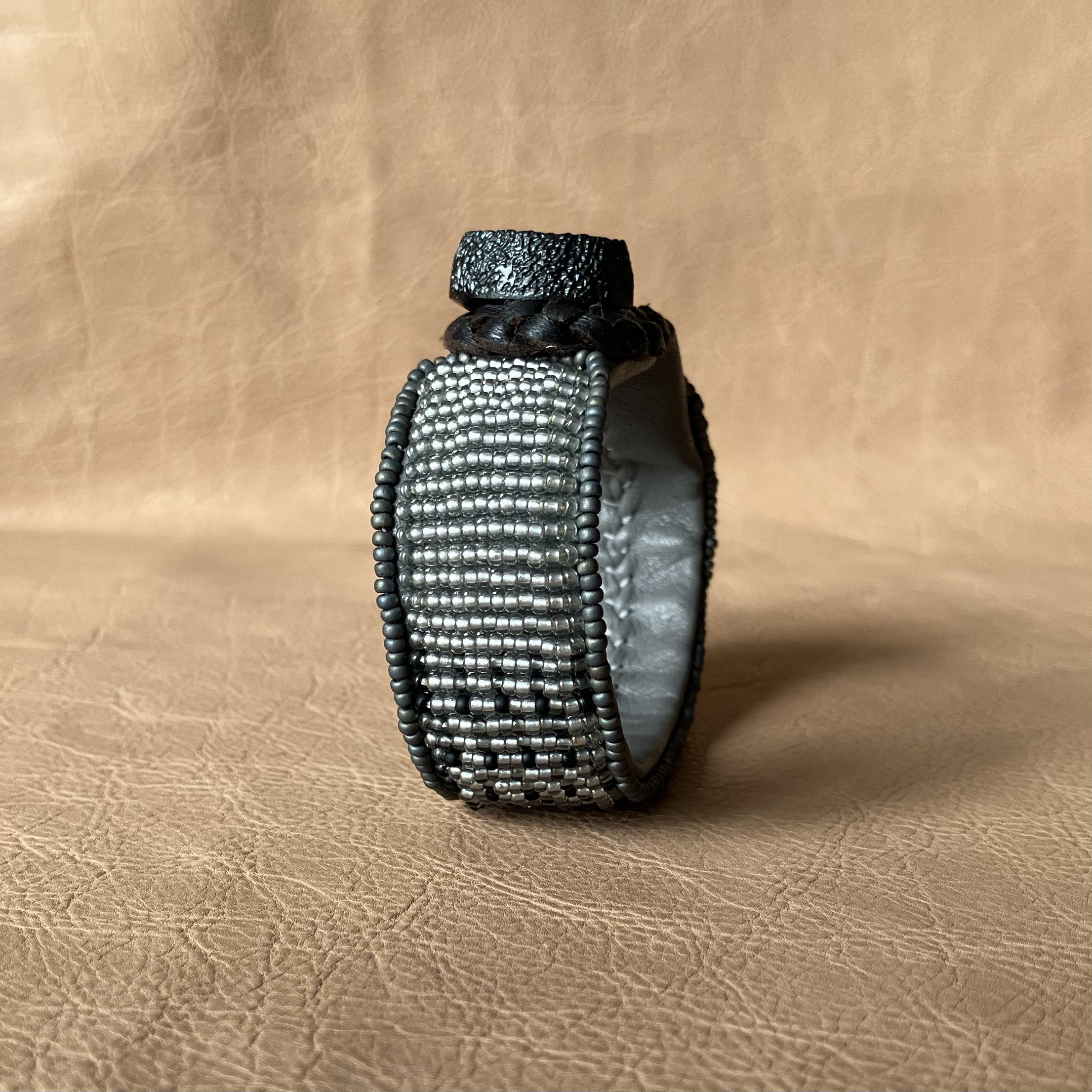 【受注制作】#14　yellow hatch      本革ビーズ刺繍ブレスレット