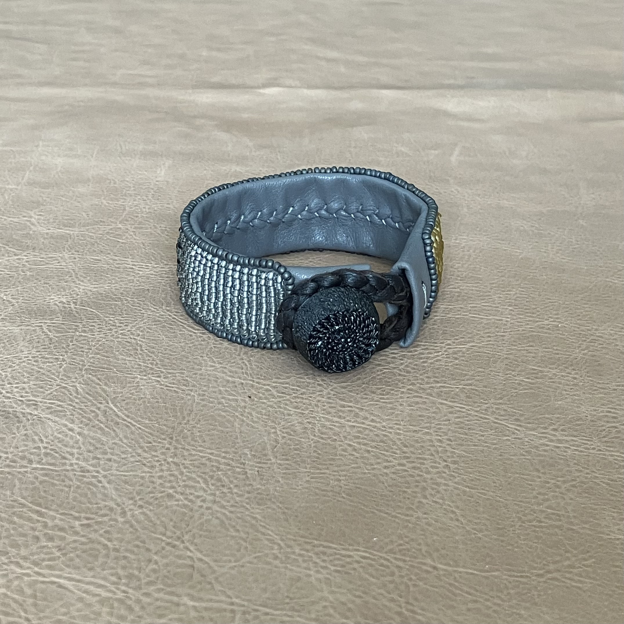 【受注制作】#14　yellow hatch      本革ビーズ刺繍ブレスレット