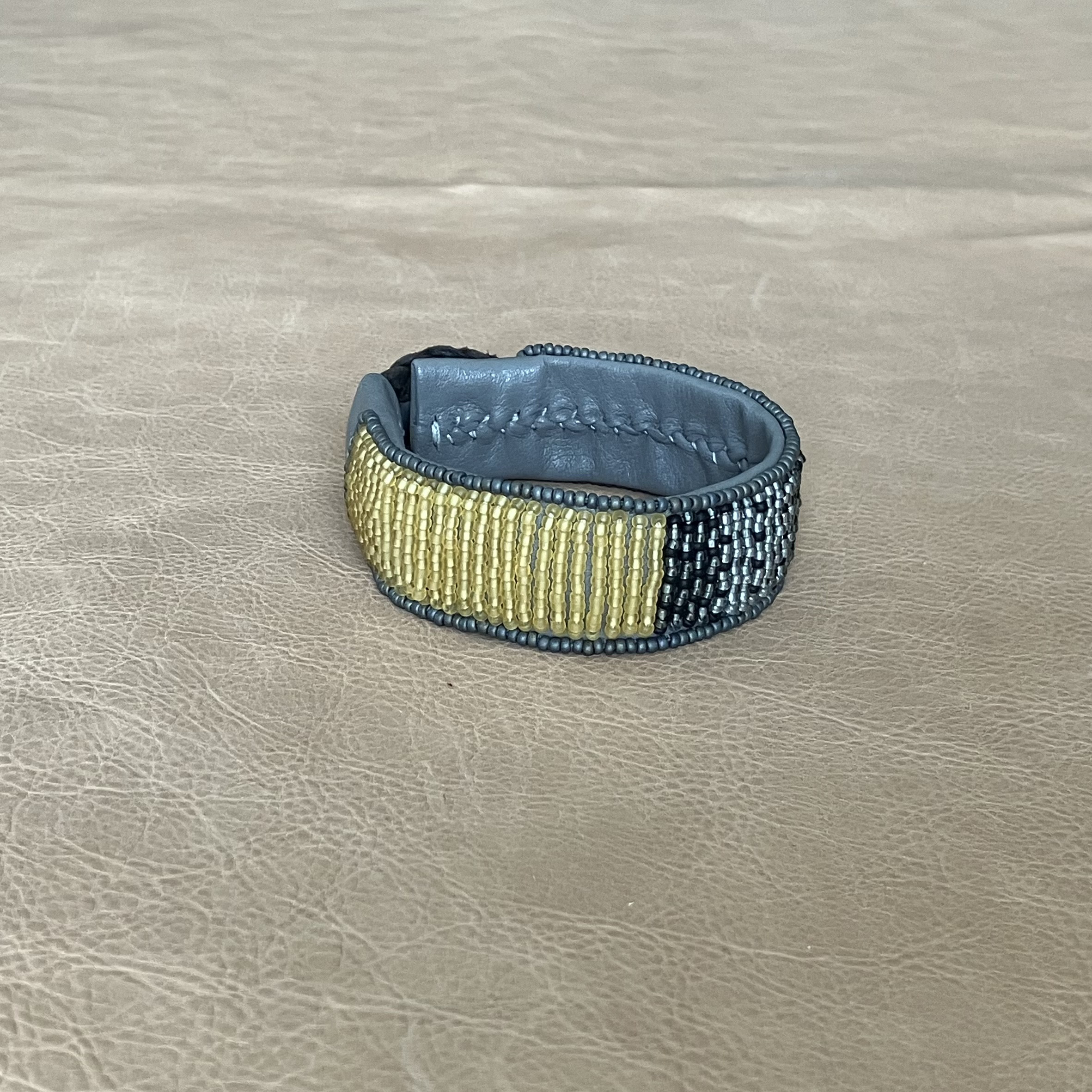 【受注制作】#14　yellow hatch      本革ビーズ刺繍ブレスレット