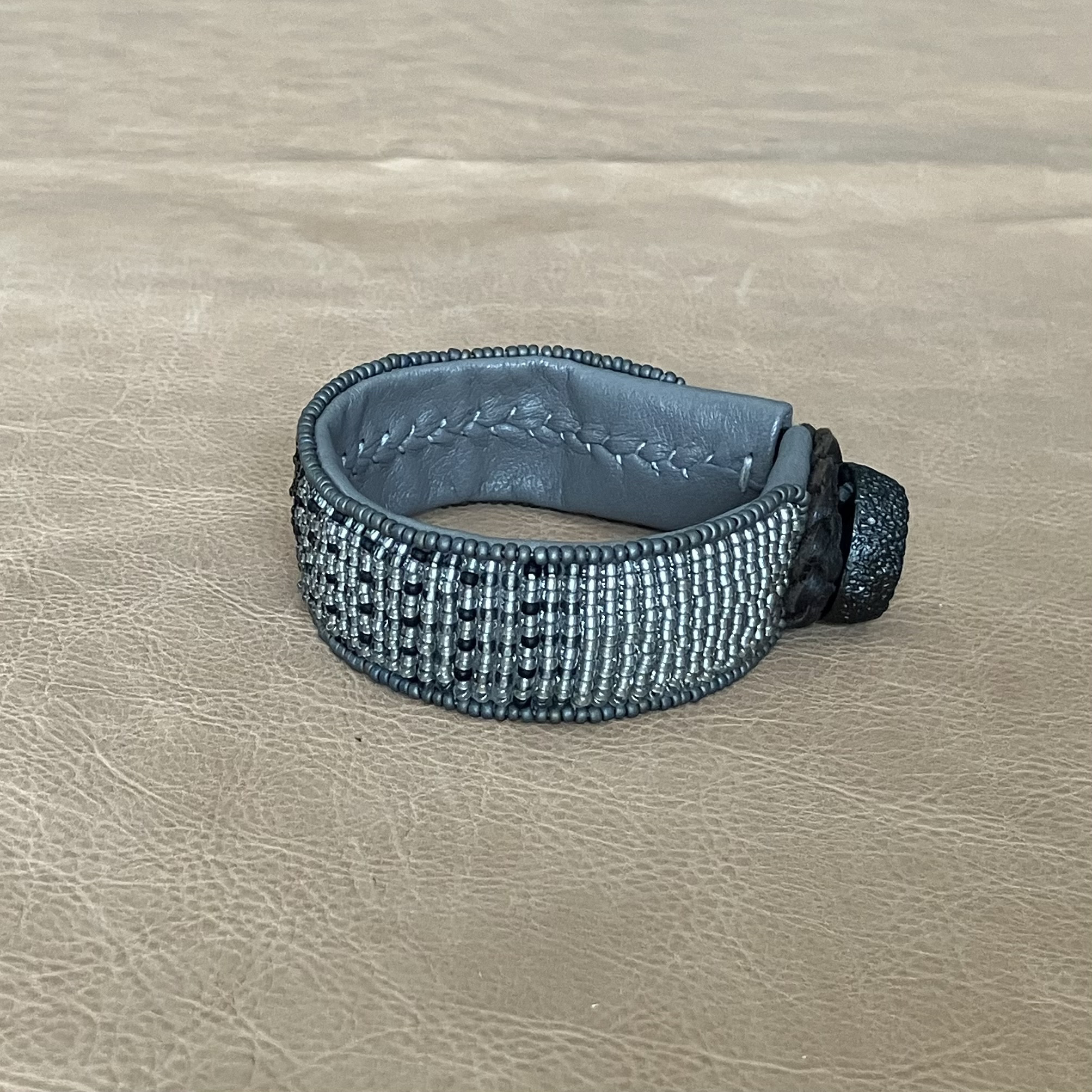 【受注制作】#14　yellow hatch      本革ビーズ刺繍ブレスレット