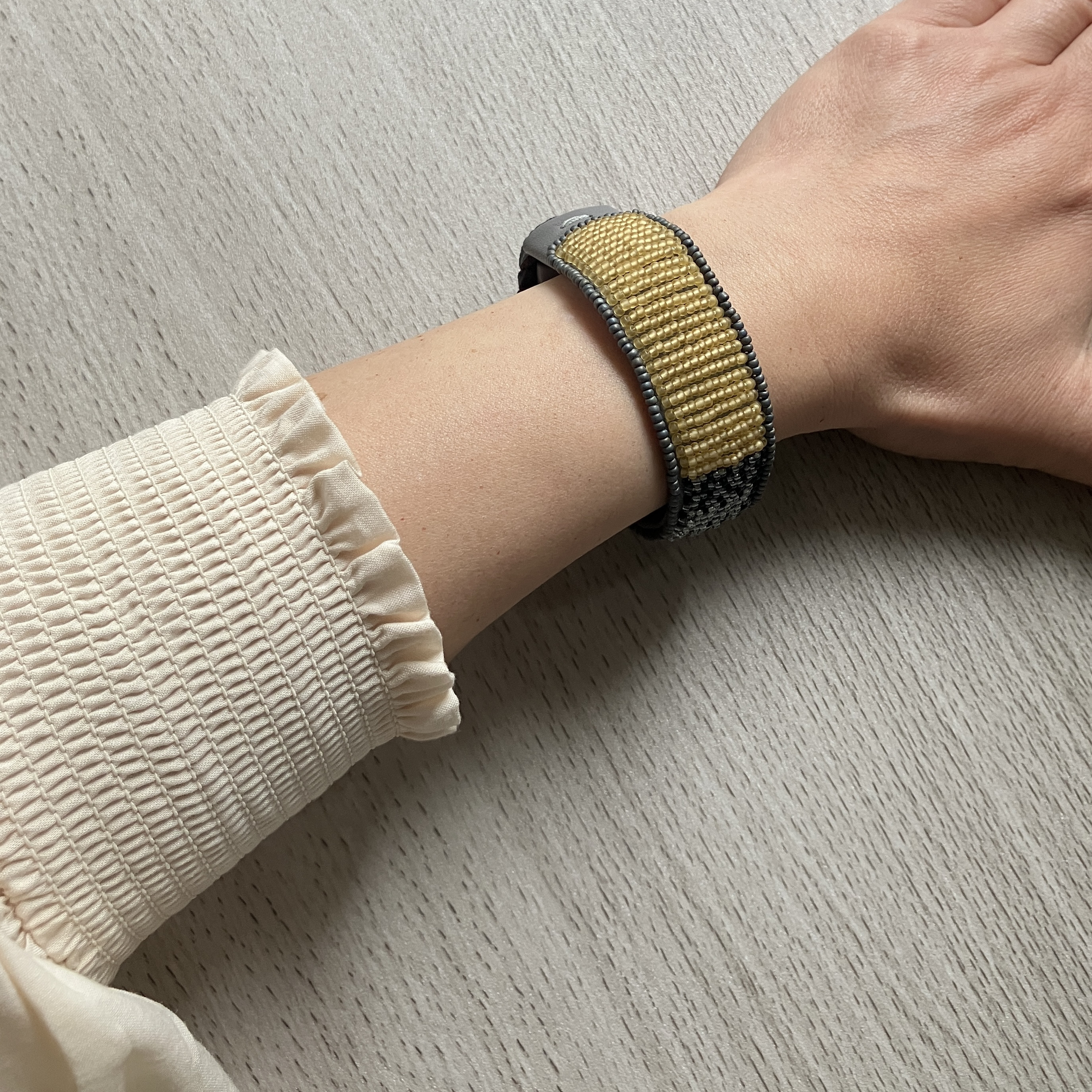 【受注制作】#14　yellow hatch      本革ビーズ刺繍ブレスレット