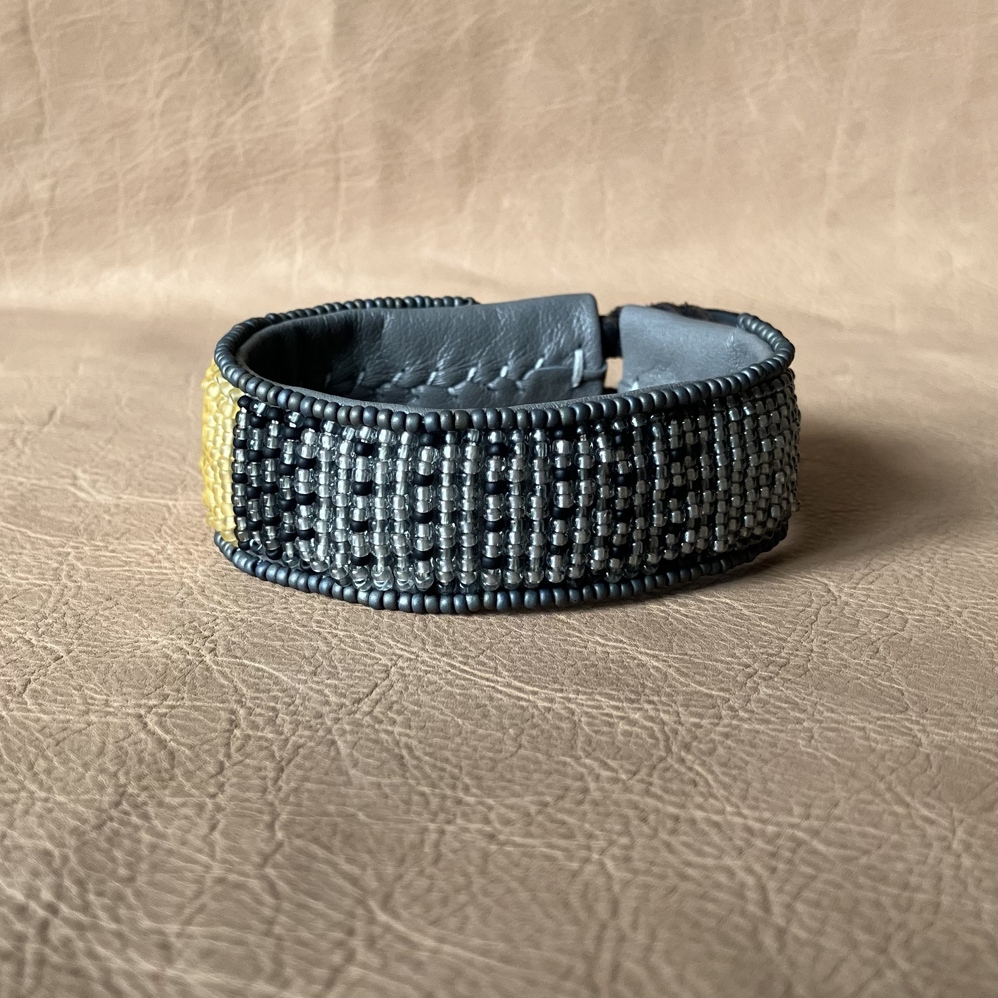 【受注制作】#14　yellow hatch      本革ビーズ刺繍ブレスレット