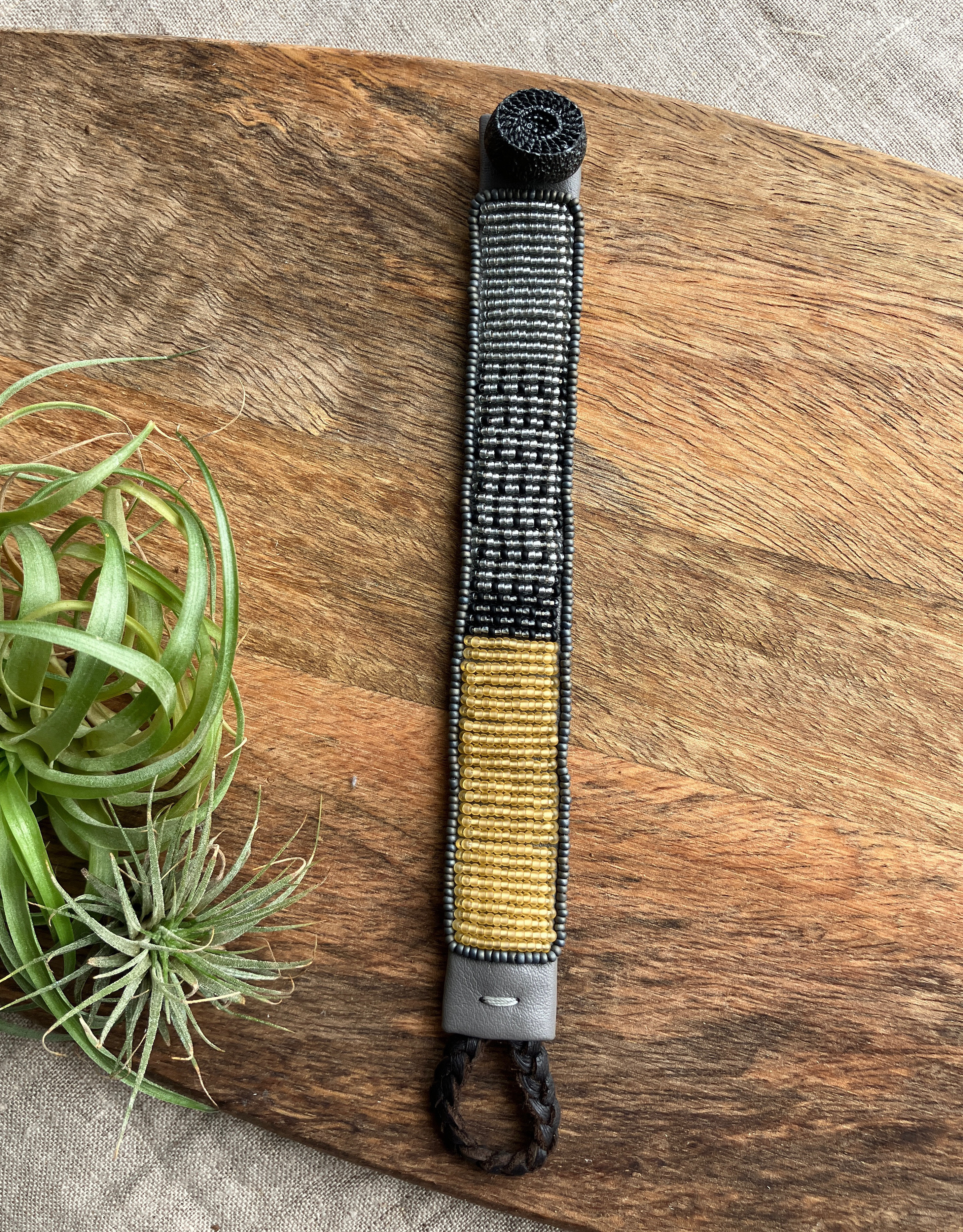 【受注制作】#14　yellow hatch      本革ビーズ刺繍ブレスレット