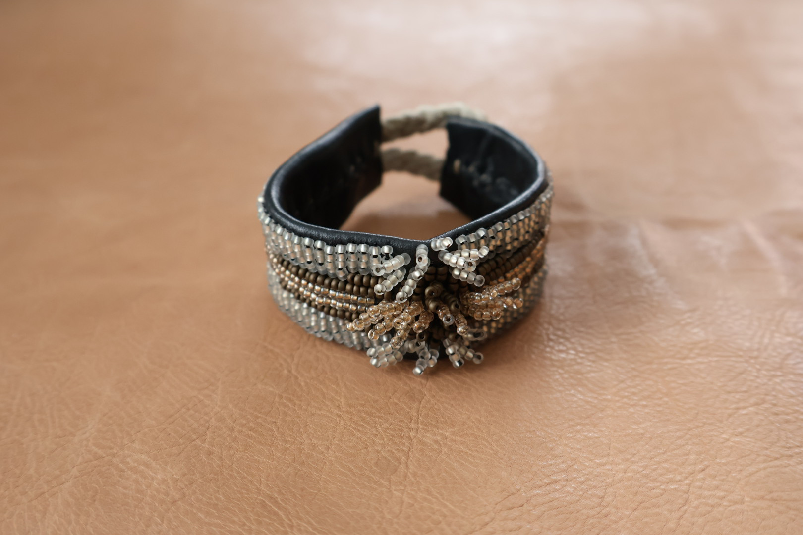 #16　　sea anemone             本革ビーズ刺繍ブレスレット