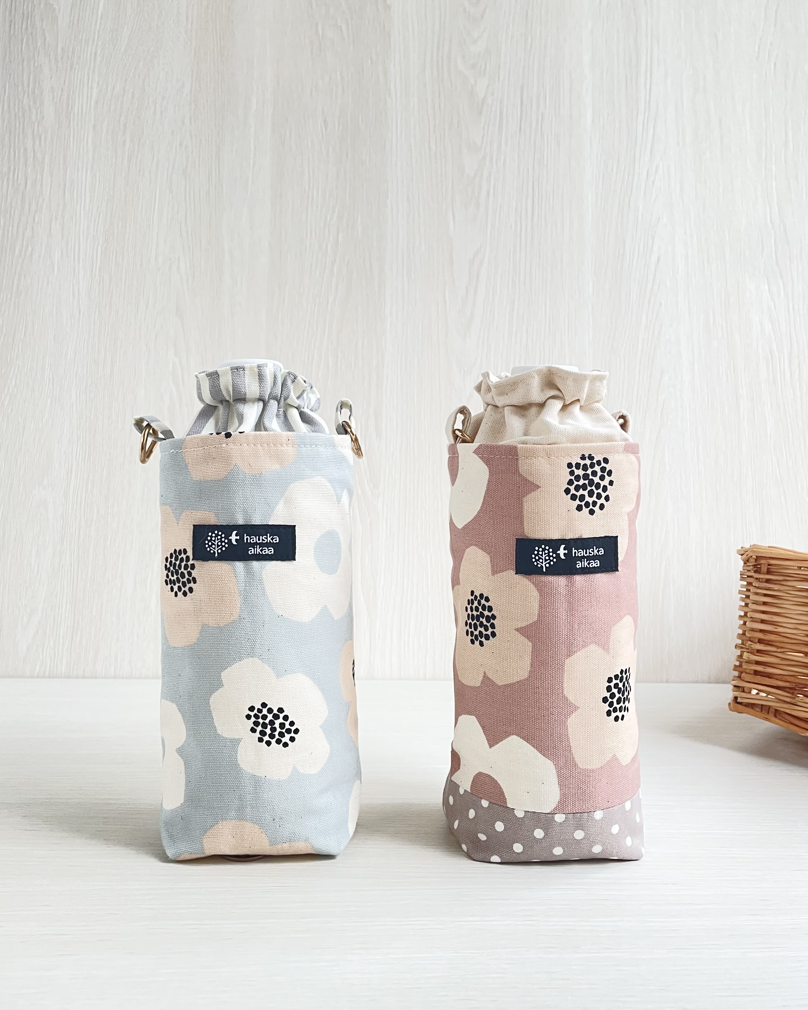 ペットボトルカバー　北欧風花柄　オフホワイト　ハンドメイド ペットボトルカバー　北欧風花柄　オフホワイト　ハンドメイド