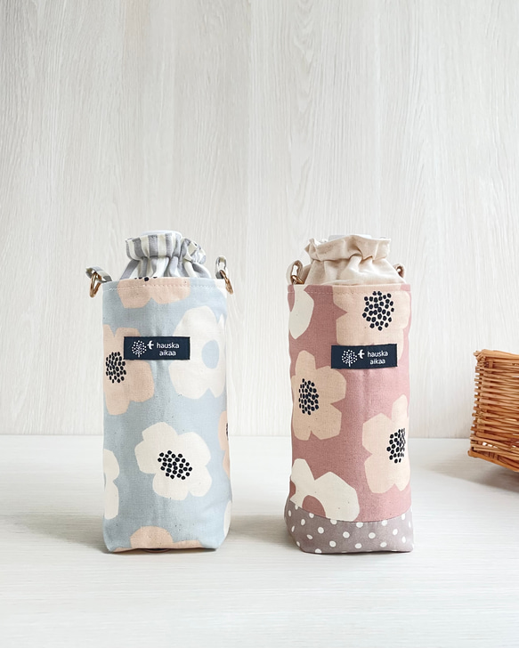 ペットボトルカバー　北欧風花柄　ブラック　ハンドメイド ペットボトルカバー 北欧風花柄 ブラック ハンドメイドの通販 by