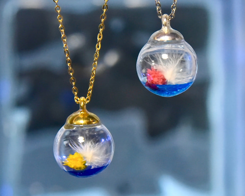 白い羽とドライフラワーのネックレス 夏 大人 羽 ドライフラワー 花