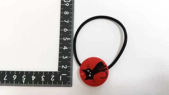 黒猫（赤小）3 くるみボタン ヘアゴム 3枚目の画像