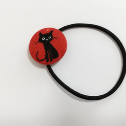 黒猫（赤小）3 くるみボタン ヘアゴム 2枚目の画像