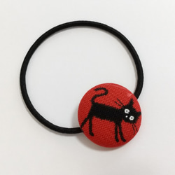 黒猫（赤小）5 くるみボタン ヘアゴム 2枚目の画像