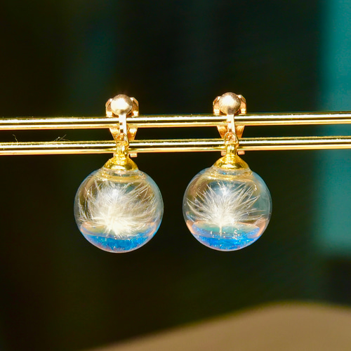 水にふわっと浮かぶ羽のピアス/イヤリング ガラスドーム 羽