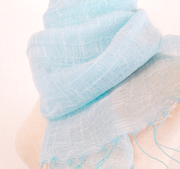 藍の生葉染め　ふわりとやさしい肌触り　アクアブルーのコットンシルクストール 8枚目の画像