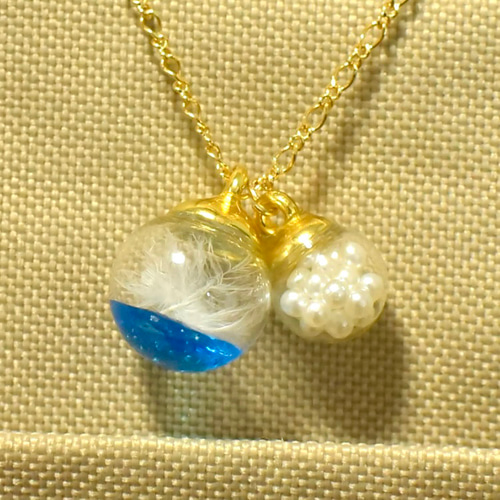 水にふわっと浮かぶ羽のネックレス ガラスドーム 羽 ネックレス