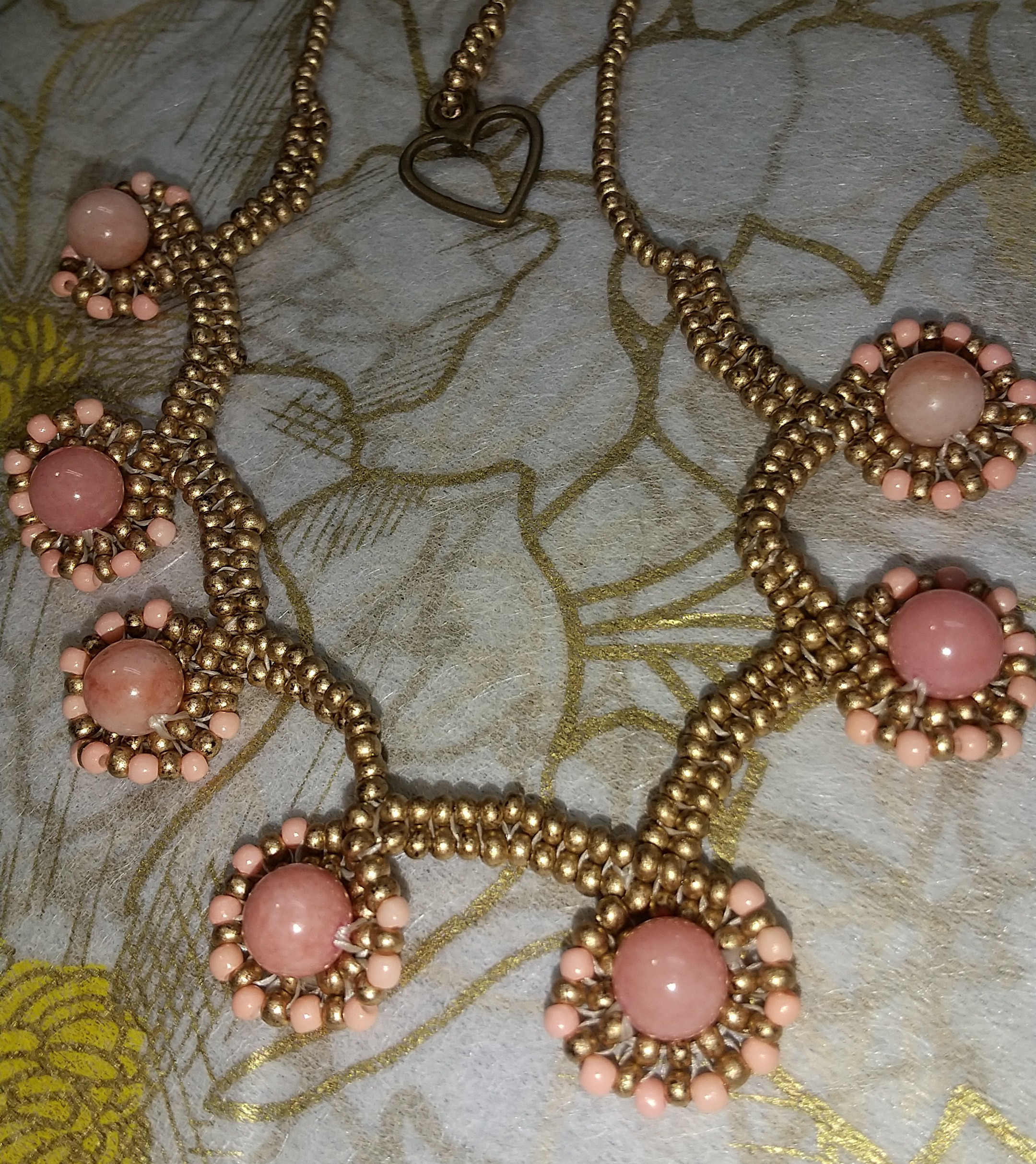 ピンク珊瑚とビーズネックレス　パーティー結婚式　軽い