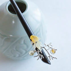 水草に乗る金魚 黄蝶貝細工と天然石シトリン 木製 かんざし 黒檀木 簪 髪飾り ヘアアクセサリー 4枚目の画像