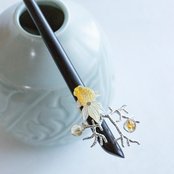 水草に乗る金魚 黄蝶貝細工と天然石シトリン 木製 かんざし 黒檀木 簪 髪飾り ヘアアクセサリー 4枚目の画像