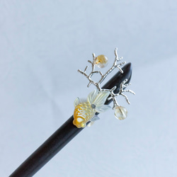 水草に乗る金魚 黄蝶貝細工と天然石シトリン 木製 かんざし 黒檀木 簪 髪飾り ヘアアクセサリー 13枚目の画像
