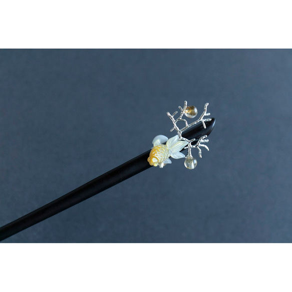 水草に乗る金魚 黄蝶貝細工と天然石シトリン 木製 かんざし 黒檀木 簪 髪飾り ヘアアクセサリー 6枚目の画像