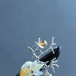 水草に乗る金魚 黄蝶貝細工と天然石シトリン 木製 かんざし 黒檀木 簪 髪飾り ヘアアクセサリー 7枚目の画像