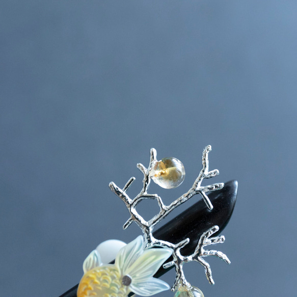 水草に乗る金魚 黄蝶貝細工と天然石シトリン 木製 かんざし 黒檀木 簪 髪飾り ヘアアクセサリー 7枚目の画像