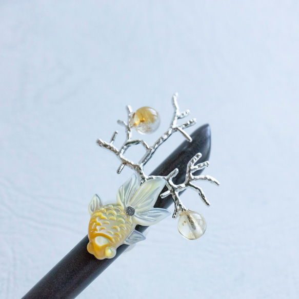 水草に乗る金魚 黄蝶貝細工と天然石シトリン 木製 かんざし 黒檀木 簪 髪飾り ヘアアクセサリー 11枚目の画像